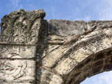 <center>Arc antique de Cavaillon</center> Écoinçon orné d'une divinité ailée portant une couronne.