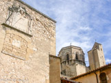 <center> La  cathédrale Notre-Dame-et-Saint-Véran</center> Le clocher de forme octogonale est édifié au-dessus de la coupole avec des colonnes engagées aux angles. Il est ajouré d'ouvertures de plein cintre dont l'archivolte repose sur des colonnettes. Dans ces ouvertures sont logés les abat-son.
