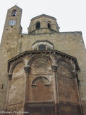 <center> La  cathédrale Notre-Dame-et-Saint-Véran</center>  Chevet et mur du campanile, édifié par la ville en 1497 pour porter une horloge, pour assurer sa stabilité. L'abside polygonale à cinq pans.