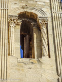 <center>Chapelle Notre-Dame d'Aubune </center> A gauche une colonnette à cannelures droites et à droite une colonnette torse, à grains d'orge.