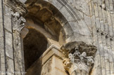 <center>Chapelle Notre-Dame d'Aubune </center> Deux chapiteaux portent deux petits masques humains comme fleurons.