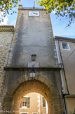 <center>Vacqueyras </center> Le porche : jusqu’en 1760, l’unique porte du village. Campanile du début du XIXe siècle