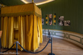 <center>Le Beau cabinet de Madame de Sévigné</center>Madame de Sévigné appréciait particulièrement l'appartement que sa fille et son gendre mettaient à sa disposition lors de ses séjours à Grignan. Elle évoque dans sa correspondance son « beau cabinet » ou son « cabinet frais ». Tour du XIVe.
Le projet actuel consiste à reconstituer sa chambre à coucher et son cabinet d'après deux inventaires de 1728 qui en donnent une description détaillée. Il inclut une part d'interprétation que la connaissance des décors historiques des grandes demeures françaises du 17e siècle tente de réduire. <br>Les photographies de Cyril Sprocani dévoilent le rapport à la matière des artisans d'art, tel Xavier Bonnet/Atelier Saint-Louis. Leur disposition trinitaire évoque également la foi vers laquelle s'est tournée Madame de Sévigné lors de ses derniers jours au château où elle est décédée en 1696. 
<br>Lit à la française.
Atelier Saint-Louis, Xavier Bonnet 2017.
Noyer, velours, taffetas, damas, sergé de laine, satin.