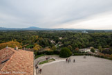 <center>Le Beau cabinet de Madame de Sévigné</center>Vue du cabinet. Le Mont Ventoux, les dentelles de Montmirail. La cour d'honneur.