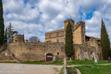 <center>Château de Lourmarin</center>Le Château de Lourmarin est le premier château Renaissance de Provence construit au XVe et XVIe s par la Famille d’Agoult. En 1480, Foulques d'Agoult, grand seigneur de Provence, chambellan et ami du roi René d'Anjou, fait reconstruire le château, sur les restes d'une ancienne forteresse du XIIe siècle. L'architecture s'inscrit alors dans un style médiéval gothique finissant. C'est la partie droite et la partie basse.