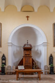 <center>Le temple de Lourmarin</center>La chaire, située dans l'abside du l'édifice, est accessible par un escalier à double volée. Deux tableaux, en bois peints, sont placés de part et d'autre de la chaire pastorale. Ils sont utilisés pour indiquer le numéros des cantiques et des chants spontanés chantés lors du culte. Des plaquettes portant les numéros sont insérées dans les rainures prévues à cet effet. L'un des tableaux porte l'inscription : CANTIQUES ; l'autre : CHANTS SPONTANES.