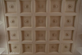 <center>Le temple de Lourmarin</center>Plafond à caissons plâtrés ornés d'une rosace.
