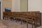 <center>Le temple de Lourmarin</center>Les bancs sont placés dans le choeur de part et d'autre de la table.De conception assez modeste, en bois résineux peint, de forme arrondie, ils reposent sur 10 pieds ; ils forment une paire. Sol de mallons.