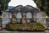 <center>La Fontaine aux Trois Masques de Lourmarin</center>Les trois Masques sont ici présentés sous la forme métaphore du Rhône (Poséidon), de la Durance (Apollon) et du Lubéron (Pan)