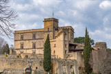 <center>Château de Lourmarin</center>L'édifice change de propriétaires à la fin du XVIe siècle lorsqu'il devient le domaine de la famille Créqui-Lesdiguières, également détenteur du château de La Tour d'Aigues jusqu'en 1789. Seuls les intendants qui gèrent les terres occupent le château.
À partir de la Révolution française, le château passe entre les mains de plusieurs propriétaires aux fortunes diverses et finit par tomber en ruines.