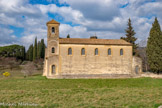 <center>Le temple de Lourmarin</center>Situé à mi chemin du village et du château, sur le bord de l'avenue Raoul Dautry, entouré de vergers et de prairies, le temple est une des composantes du paysage de Lourmarin. Les façades latérales sont identiques, comprenant la façade de la salle, percée de cinq fenêtres au deuxième niveau, les deux façades latérales des deux appentis identiques et les façades latérales du clocher également identiques, avec leur arc en plein cintre muré au deuxième niveau. La salle est couverte par une toiture de tuiles creuses portée par dix fermes.
