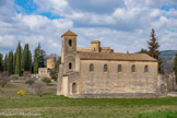 <center>Le temple de Lourmarin</center>Le clocher, hors oeuvre, au Sud, est encadré de deux appentis et soutenu par deux contreforts. Au-dessus des deux petits appentis apparaissent deux fenêtres murées en plein cintre. Seul le niveau supérieur du clocher est percé d'une fenêtre.Le clocher est construit en 1849. La cloche date de 1849. Inscription en majuscules romaines sur le vase supérieur : GLOIRE A DIEU/EGLISE CONSISTORIALE DE LOURMARIN/FONDUE LE 20 MARS 1849 ; inscription sur la gorge : PERRE PIERRON ET FILS FONDEURS A AVIGNON