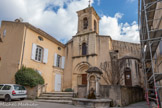 <center>L'église Saint-Trophime-Saint-André</center>Bâtie au XIème siècle, l'édification de l'Église Saint-André-et-Saint-Trophime de Lourmarin précède de peu la construction de la forteresse de Lourmarin au XIIème siècle. De l'édifice du XIème siècle demeurent les arcatures d'architecture de type romanes, dites à double rouleau et les solides impostes sur lesquelles reposent les ogives des premières travées de nef. Primitivement dédiée à Saint-Trophime, elle fut probablement construite par les moines du prieuré saint André au 12e ou 13e siècle. Le clocher tour est couvert d'un toit en pavillon