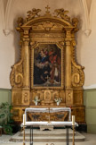 <center>L'église Saint-Trophime-Saint-André</center>Maître-autel et retable architecturé. Bois doré, avec apprêt, peint ( faux marbre gris, brun, blanc, vert et bleu sur l'autel). Des angelots, feuilles d'acanthe, ornement à forme végétale. Des armoiries sur les stylobates, dans un écusson surmonté d'un chapeau de cardinal et entouré de cordelettes : au centre un arbre sur un croissant, au dessus une croix à trois lobes entre deux croissants. Sur le fronton, inscription LAETETVR/COR QUAER/ENTIV DNVM/PSAL. I 04,