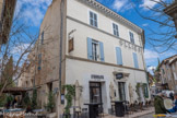 <center>Lourmarin</center>Ancien hôtel Ollier.  Cet hôtel fut acheté en 1892 par Ludovic Ollier, témoin de l’arrivée d’Henri Bosco en 1922 à Lourmarin. C’est ici que l’écrivain prenait bien souvent ses repas du temps de Paulette, la cuisine y était si bonne ! Aujourd'hui c'est le restaurant l'Insolite qui a investi les lieux.