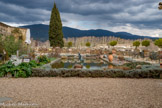 <center>Château de Lourmarin</center>La terrasse basse avec le bassin.
