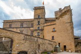 <center>Le château vieux.</center>La bastide de Marie : 1474-1486. 
Maître de plus de 50 seigneuries, Foulques d'Agoult avait pour demeure principale le château de la Tour d'Aigues et pour résidences secondaires les châteaux de Sault et de Forcalqueiret. Quand il acquit Lourmarin, le lieu était désert. C'est pour sa maîtresse, Marie Saure, veuve du seigneur de Rognes Jean Vincens, qu'il repeuple le village, entre 1474 et 1489, et fait bâtir la bastide de la « Boysseria », embryon de l'actuel château. De cette première demeure,  il ne  reste qu'un fragment de l'élévation antérieure.<br>Le manoir de Louise : 1513-1526. A la mort de Raimond d'Agoult, le patrimoine familial est partagé entre ses sœurs. A l'ainée, Louise, veuve de Claude de Montauban, revinrent Sault et Forcalqueiret, deux châteaux éloignés d'Aix, la capitale. C'est pour y fixer sa résidence que Louise récupéra la bastide de Lourmarin et entreprit aussitôt des travaux d’agrandissement qui transformèrent le petit édifice en un véritable château.
