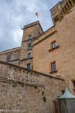 <center>Château de Lourmarin</center>A gauche, le château neuf, à droite le château vieux.