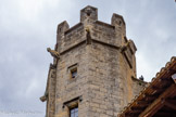 <center>Château de Lourmarin</center>Les gargouilles en forme de chiens sauvages, chasseurs de loup.