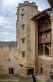 <center>Château de Lourmarin</center>En haut de la tour, des créneaux permettaient de surveiller et de se protéger. Juste en dessous, il y a trois gargouilles en forme de chiens sauvages, chasseurs de loup.