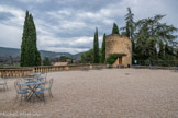 <center>Château de Lourmarin</center>La terrase du haut, que l'on appelle la garenne, avec la tour à bossage.