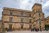 <center>Château de Lourmarin</center>Cour Renaissance du château neuf. Après le décès de Louis, en 1539, se veuve, Blanche de Lévis, fit achever l'ouvrage ébauché pour son fils François, page de François Ier. La date de 1542, inscrite dans la tour d'escalier, situe l'une des étapes de cette campagne, sans doute rapide si l’on juge par l'homogénéité des résultats.
Sur un plan inchangé, les élévations adoptent un style nouveau, celui que les contemporains qualifiaient d’«Antique» et que nous appelons «Renaissance». A cette date, le château neuf de Lourmarin constitue, en Provence, une œuvre d’avant-garde par ses ordonnances savamment rythmées, ses larges baies encadrées de pilastres doriques encastrés (un héritage de l’architecture antique) : il est le premier Château Renaissance en Provence. Un style qui s’apparente aux châteaux Renaissance de l’Île de France et de la Loire. Cette aile comporte 3 niveaux, comme le château vieux,  séparés à l'horizontale par des corniches. Chaque niveau est composé de deux pièces, desservies par un couloir.