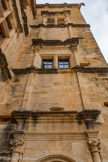 <center>Château de Lourmarin</center>Détail de la tour : chapiteaux composites au rez-de- chaussée.