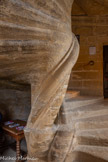 <center>Château de Lourmarin</center>L'escalier Renaissance à vis construit en 1542. Il est l'un des plus beaux de la région. Ce n'est pas un escalier défensif car il tourne dans le sens inverse des aiguilles d'une montre, c'est un escalier d'apparat à double torsade centrale.