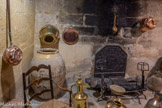 <center>Château de Lourmarin</center>La Cuisine. A gauche, une « bassinoire » que l’on remplissait de braise et grâce à son grand manche de bois, elle permettait de chauffer les draps des lits.