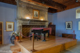<center>Château de Lourmarin</center>La salle à manger, qui fut, lors des Guerres de Religion, la salle des Gardes. Le Château accueille dans cette salle des concerts ou des conférences, c’est pour cela qu’il y a un piano Steinway sur l’estrade. Le plafond «à la française» est en partie d'origine (les 3 poutres près de la cheminée).