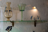 <center>Château de Lourmarin</center>La salle à manger. Ensemble de verrerie fabriqué à Murano. Les vases sont en verre incolore et en verre de couleur bleu appelé aigue-marine. 17éme siècle.