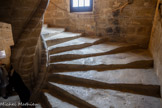 <center>Château de Lourmarin</center>L'escalier Renaissance. Il se compose de 93 marches. Une même dalle de pierre constitue la marche, depuis la torsade centrale jusqu'au mur de la tour.