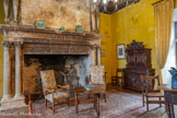 <center>Château de Lourmarin</center>La Sallestre. Sur la cheminée, vases et coupes de céramique. Fin du I9ème-début 20ème siècle, Maroc. Céramiques de la ville de Safi pour les pièces de couleur verte et de Fez pour celles de couleur bleue. Deux fauteuils Louis XIII. 17ème siècle, France. En noyer et tissu en «point de Hongrie », de style transitoire Louis XIII-Louis XIV et une table pliante Louis XIII.