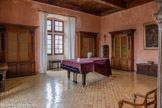 <center>Château de Lourmarin</center>Le petit salon. Au centre, un piano de concert Blüthner, utilisé par nos pensionnaires en été.
Un ensemble de trois bibliothèques datant de la fin du 18ème siècle. A l’origine ce sont des meubles de sacristie provenant d’un monastère ou d’une église d’Avignon, où les papes ont résidé entre 1309 et 1418. Sur la bibliothèque à côté de la petite porte vous pouvez observer une tiare papale et des emblèmes religieux. Un coffre Renaissance surmonté d'une gravure (école française du 17ème) représentant une Descente de Croix d’après Paul Rubens.