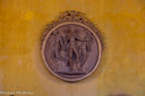 <center>Château de Lourmarin</center>La Sallestre. Médaillon « Les trois Grâces». 18ème siècle, France. Plâtre patiné terre cuite en haut relief. Reproduction d’une œuvre Maniériste de «l’Ecole de Fontainebleau ». Les Trois Grâces sont trois filles de Zeus : Thalie, Aglaé et Euphrosyne.
