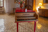 <center>Château de Lourmarin</center>Salle de musique. Clavecin. 1965, facteur Dopson, érable peint Clavecin contemporain, reproduction d’ un instrument du 18ème siècle. Les premières factures de l’épinette et du clavecin remontent à la fin du 15éme siècle, les lieux de fabrication étaient alors la Bourgogne et l’Italie. A droite, une commode « Arbalète » 18ème siècle, Provence, noyer.