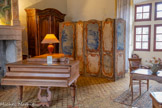 <center>Château de Lourmarin</center>Salle de musique. Paravent. Epoque Régence, environ 1720-1725, France, toile peinte. Paravent dont les cinq panneaux présentent deux réserves ornées de paysages et d’un décor «rocaille» en camaïeux de bleu et d’orangé.
Piano demi-queue. 1876, facteur Erard, palissandre. Piano de Robert Laurent-Vibert.