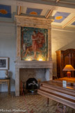 <center>Château de Lourmarin</center>Salle de musique. Les décors peints au plafond et la cheminée de style Art Déco, réalisés en 1932 par le peintre Louis Riou qui fut pensionnaire du château.