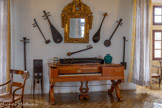 <center>Château de Lourmarin</center>Salle de musique. Pianoforte. Daté 1833, œuvre du facteur Boisselot, Marseille, en bois de citronnier. Le pianoforte fut inventé en Italie dans la première moitié du 18ème siècle par Cristofori. Il est à cordes frappées, comme le piano (i9ème siècle) mais sa sonorité est plus proche du clavecin.<br>
Miroir. 18ème siècle, Italie, bois doré. Miroir dans un cadre en bois sculpté ; trois Putti en ronde-bosse au milieu d’un entrelacs de feuillages