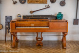 <center>Château de Lourmarin</center>Salle de musique. Pianoforte. Daté 1833, œuvre du facteur Boisselot, Marseille, en bois de citronnier. Le pianoforte fut inventé en Italie dans la première moitié du 18ème siècle par Cristofori. Il est à cordes frappées, comme le piano (i9ème siècle) mais sa sonorité est plus proche du clavecin.