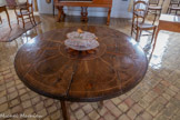 <center>Château de Lourmarin</center>Salle de musique. Table de vendange. 17ème siècle, France, noyer. Table pliante à motifs incrustés de bois clairs. Décor d’arcatures, de feuilles et de fruits. Elle était utilisée une fois par an, aux vendanges, pour le paiement des taxes. À partir de 1789, durant la Révolution Française, elles ont en grande partie détruites, étant le symbole de la tyrannie.