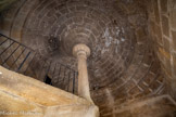 <center>Château de Lourmarin</center>L'escalier Renaissance. Parvenu au sommet de l’escalier, on peut contempler une superbe voûte en coupole.