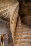 <center>Château de Lourmarin</center>L'escalier Renaissance. Il s’agit d’un chef-d’œuvre d’architecture et se veut un magnifique témoin du talent et de la maîtrise des architectes de l’époque Renaissance. Sur la vis centrale serpente une double moulure en torsade qui donne l’impression de l’enlacer. L’escalier compte un total de quatre-vingt-treize marches, chaque marche et la partie de la double torsade qui lui correspond, constituant un seul bloc de pierre qui s'insère dans le mur.