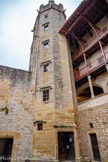 <center>Château de Lourmarin</center>La tour défensive à six côtés (hexagonale) et qui abrite l'escalier à vis défensif, qui donne accès aux différents niveaux. A droite, au premier niveau, la galerie dite « Loggia », qui desservait jadis le logis du seigneur. C’est une salle ouverte à l’italienne qui affiche des arcades en anse de panier.