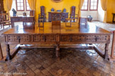 <center>Château de Lourmarin</center>La Sallestre. Table de drapier.
17ème siècle, Espagne, noyer. Meuble qui permettait de présenter et tailler les draps et tissus.