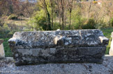 <center> Mazan</center> Taillés dans un calcaire local, ils sont massifs et se composent d'une cuve rectangulaire d'une seule pièce et d'un couvercle à double pente, parfois agrémenté d'acrotères en saillies. Le décor, souvent absent, est très simple : croix, hache, soc de charrue, couronne. Cet ensemble de sarcophages est rare en Provence si l’on excepte les Alyscamps d’Arles ou la nécropole découverte à Ménerbes.