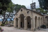 <center> Mazan</center> Notre-Dame de Pareloup. Située au nord-est du village cette chapelle a vraisemblablement été édifiée vers le XIe s.
Les substructions mises â jour dans le chœur pourraient indiquer que ce bâtiment en a remplacé un autre plus ancien.
Bien qu’excentrée, cette chapelle est, jusqu’en 1324, l’église paroissiale, celle-ci étant alors transférée intra-muros.