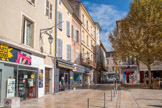 <center>Montélimar. </center> Rue Saint-Gaucher qui longe la place du marché. Avec la rue Pierre Julien, elles formaient le  decumanus et le cardo.