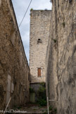 <center>Montélimar. Le château des Adhémar. </center> La courtine urbaine. (XIVe siècle). En 1385, l'espace laissé libre entre le château des Adhémar et celui de Narbonne est comblé par une courtine qui achève de clore la ville.