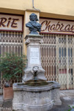 <center></center><center>Monteux. </center> Cette statue est une reproduction de celle de 1875 due au sculpteur Noël Pourtal  et a été installée sur la fontaine Saboly, place de l’église, le 10 décembre 2005 par la Municipalité de monsieur Christian Gros, maire de Monteux.